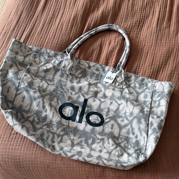 NWT ALO Yoga Patterned Gray Tote Bag - Picture 1 of 3